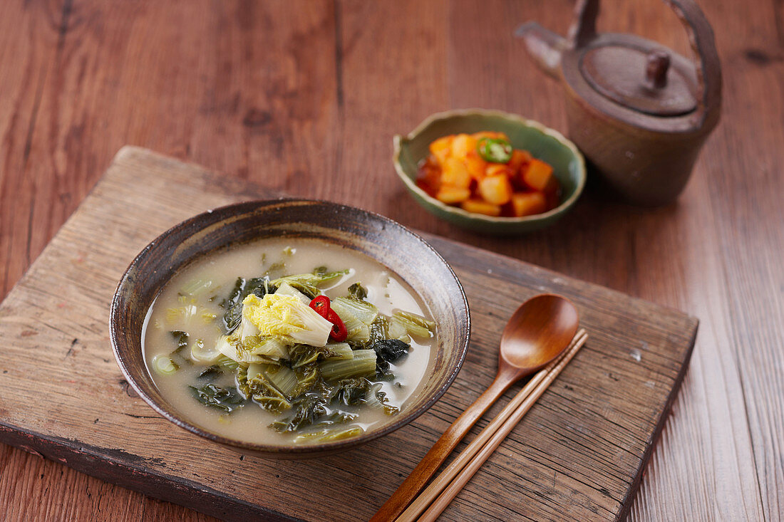 Sojabohnensuppe mit Kimchi (Korea)