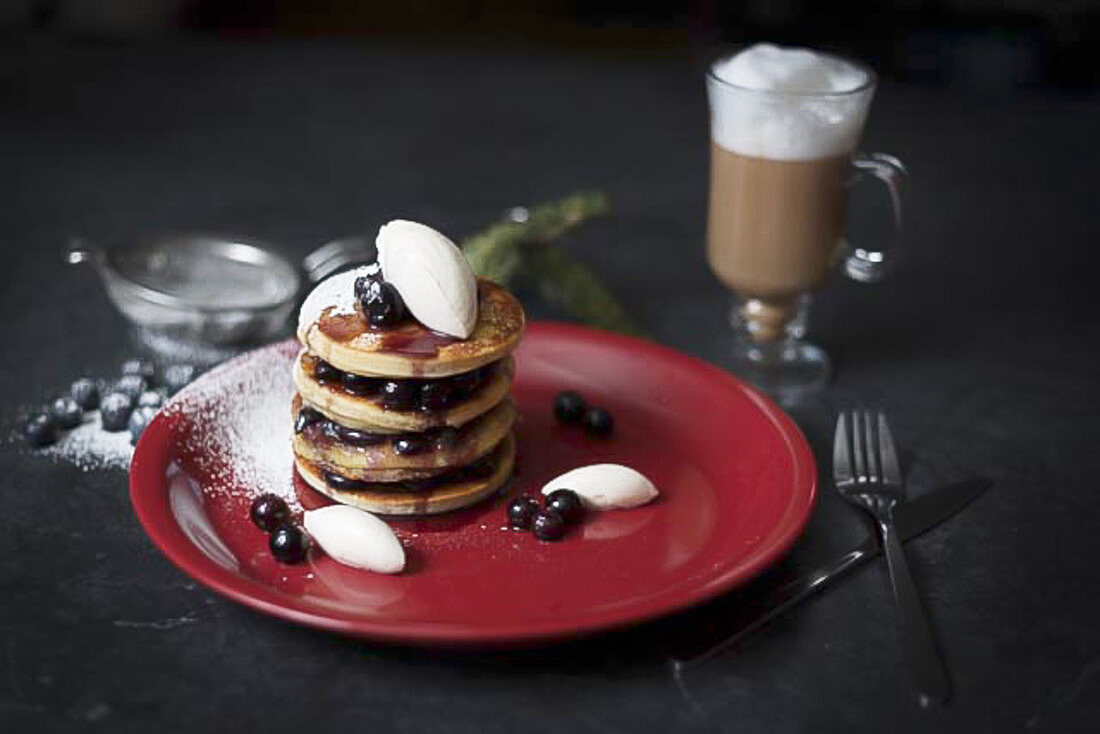 Blaubeer-Pancakes und Kaffee