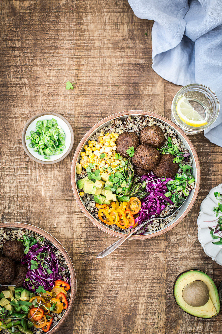 Power Bowls mit Quinoa, Fleischbällchen und Gemüse (Aufsicht)