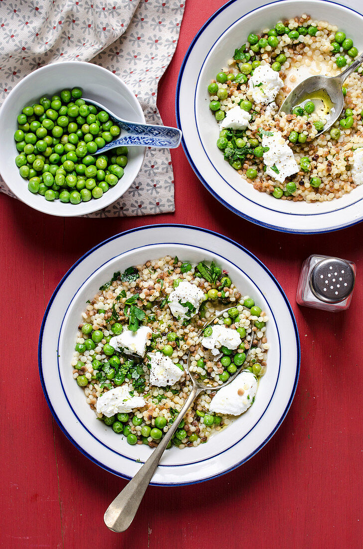 Fregola (sardinian pasta) with peas and ricotta