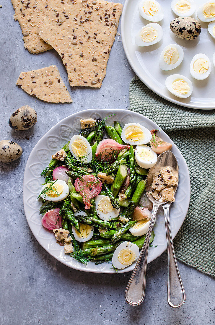 Salat mit grünem Spargel, Wachteleiern und getrocknetem Focaccia