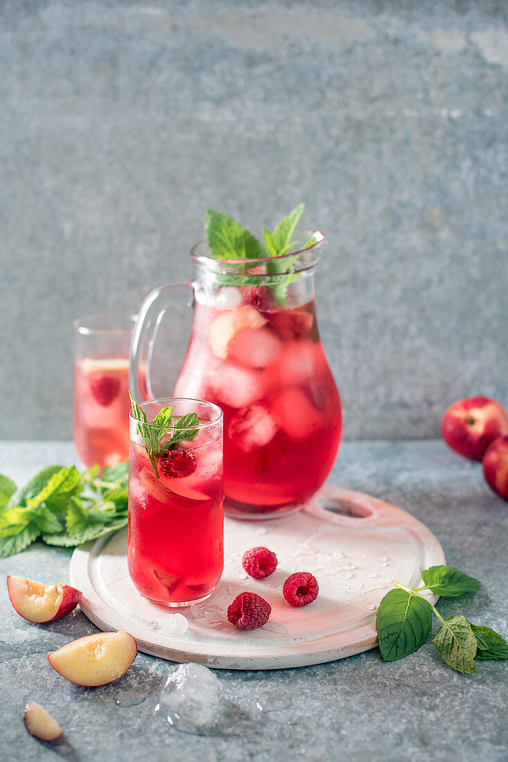 Raspberry and peach iced tea with mint and ice
