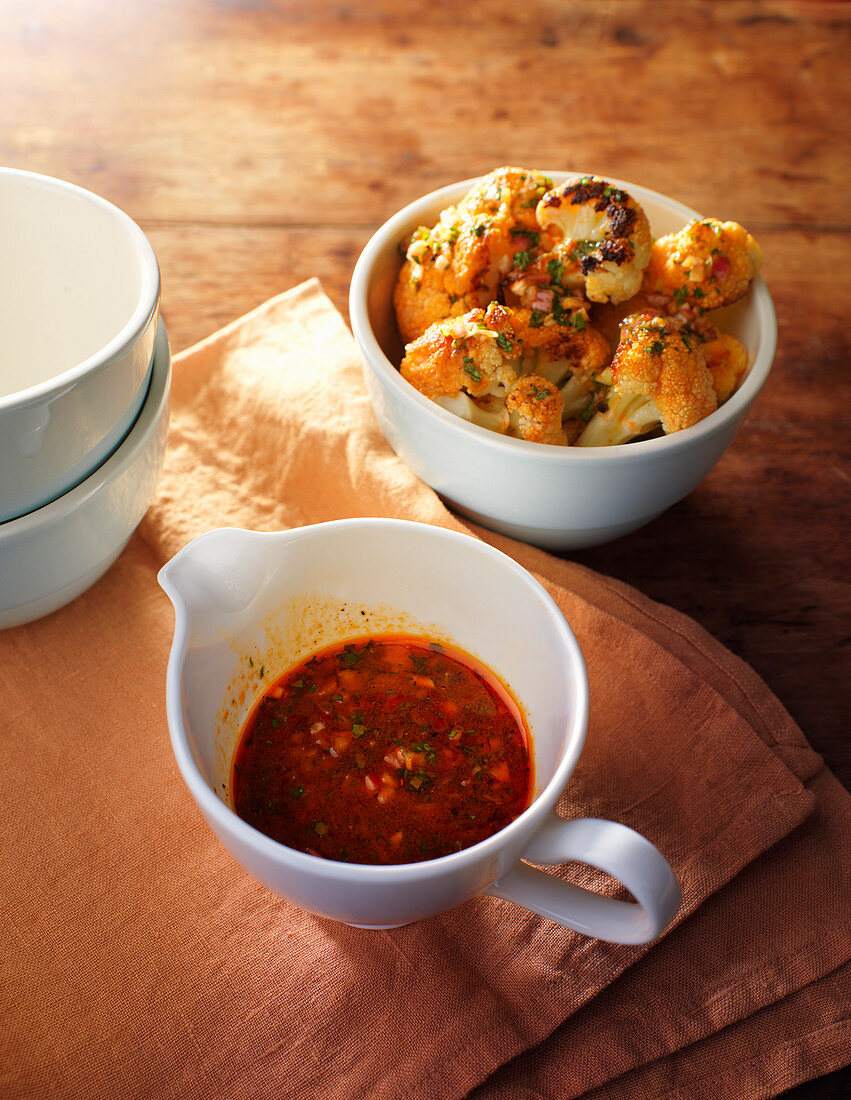 Blumenkohl mit Räucherpaprika serviert mit Sauce