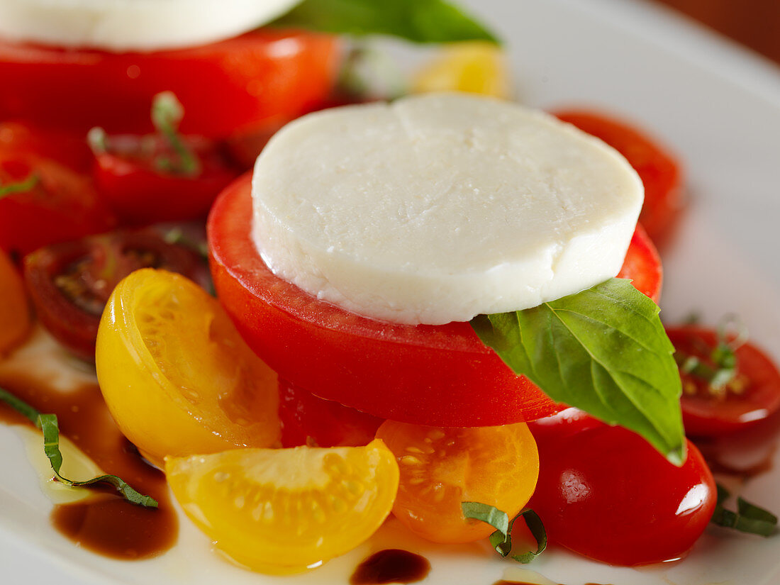 Tomaten mit Mozzarella und Basilikum (Nahaufnahme)