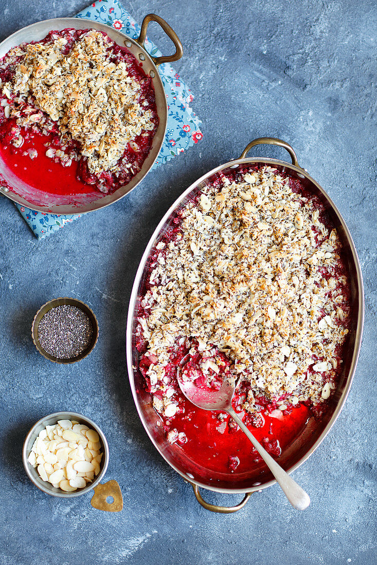 Raspberry crumble with oats