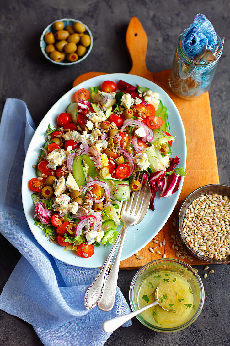 Salad with cherry tomatoes and blue cheese