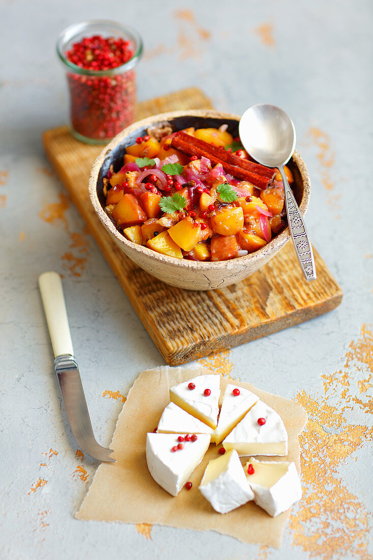 Peach chutney with red onion, camembert
