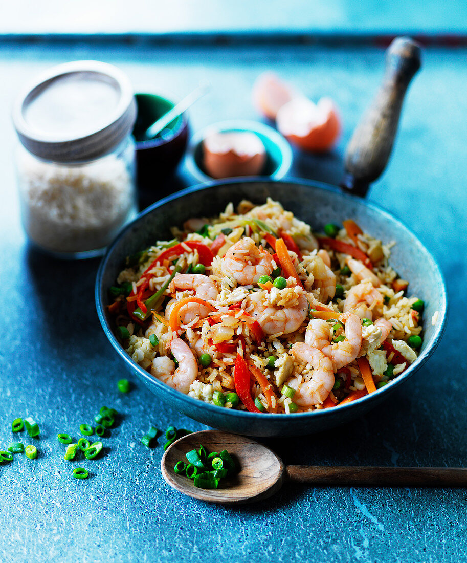 Fried rice with ginger prawns, spring onions, peppers and carrots (China)