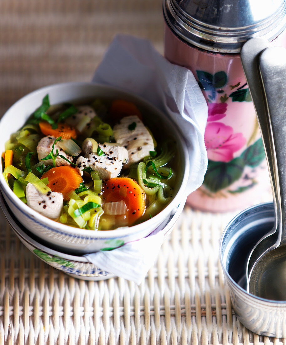 Hühnersuppe mit Lauch und Karotten