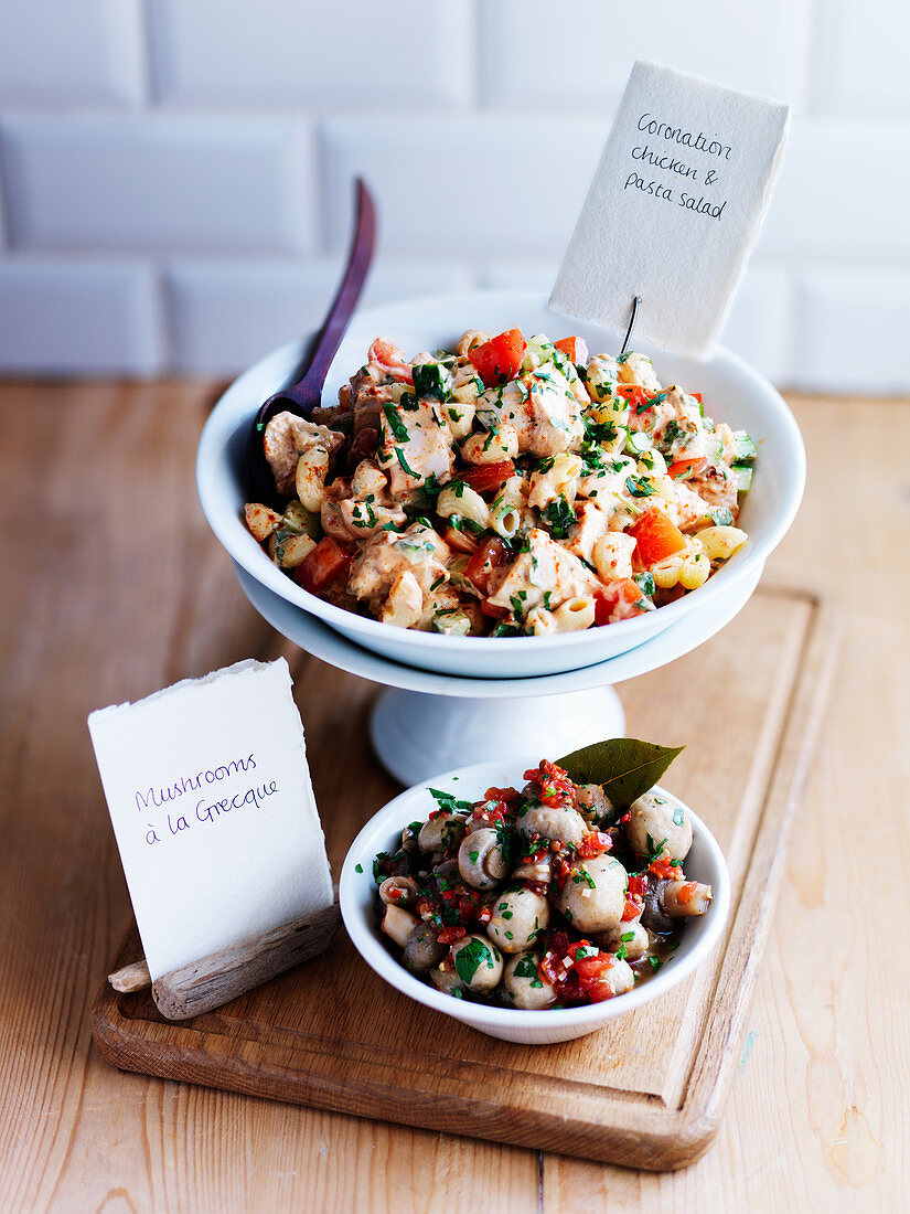 Nudelsalat mit Coronation Chicken und griechischer Pilzsalat