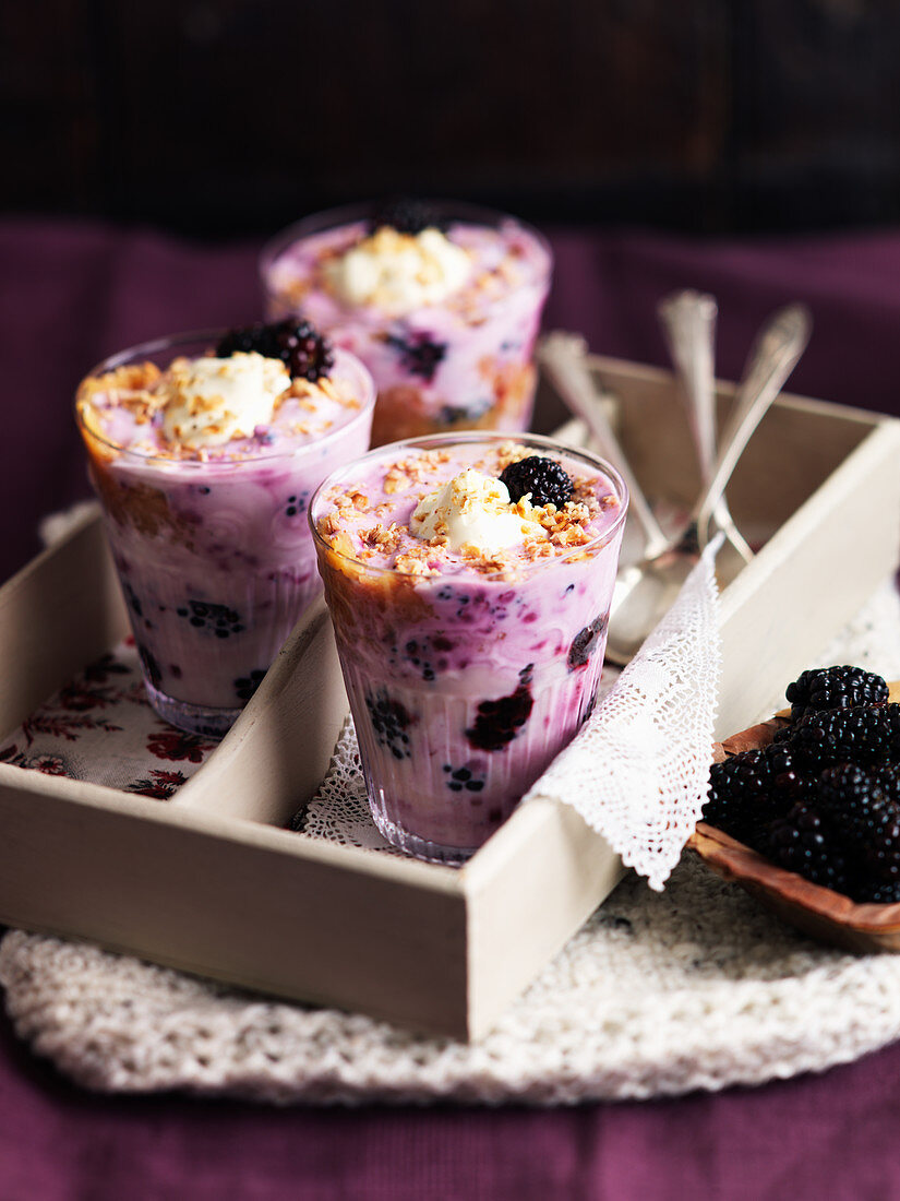 Cranachan mit Brombeeren, Cerealien und Sahne