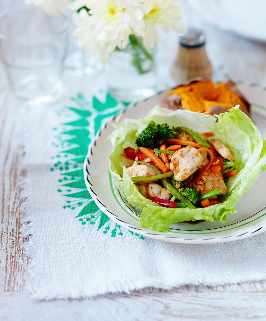 Knuspriger Hähnchensalat mit Brokkoli, Karotten und grünen Bohnen