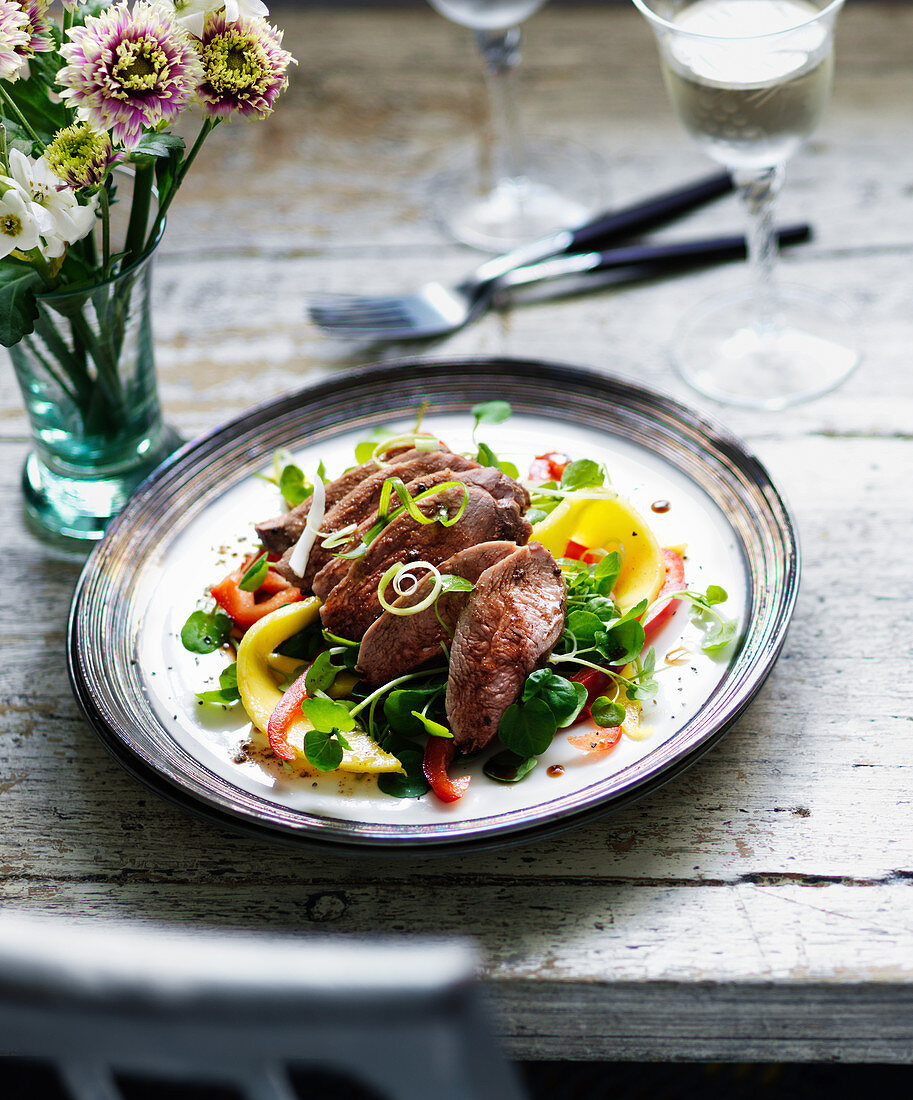 Entenbrust auf Mango-Paprika-Salat mit Brunnenkresse und Frühlingszwiebeln