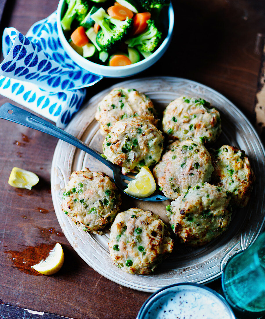 Fish cakes with vegetables and lemon