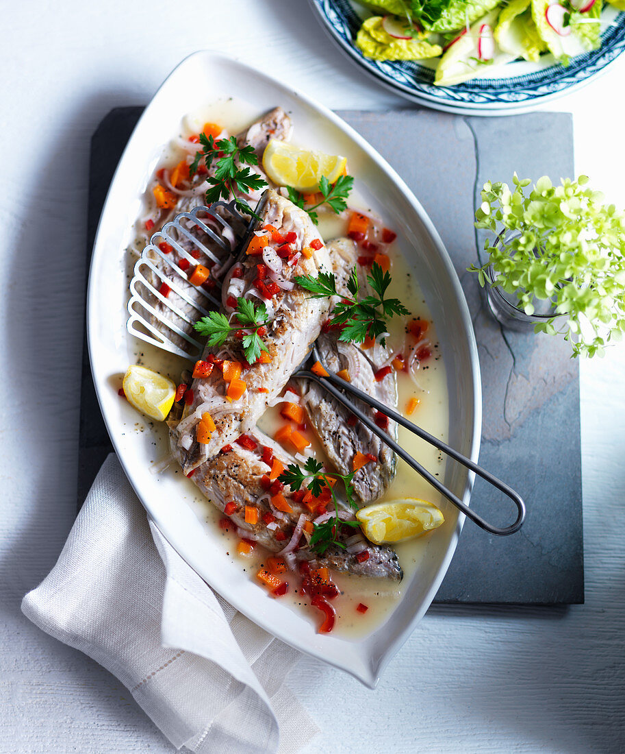 Mackerel fillets with peppers, carrots, coriander leaves and lemon