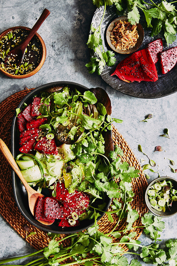 Vegetarischer Salat mit roter Drachenfrucht, Gurke und Koriander (Asien)