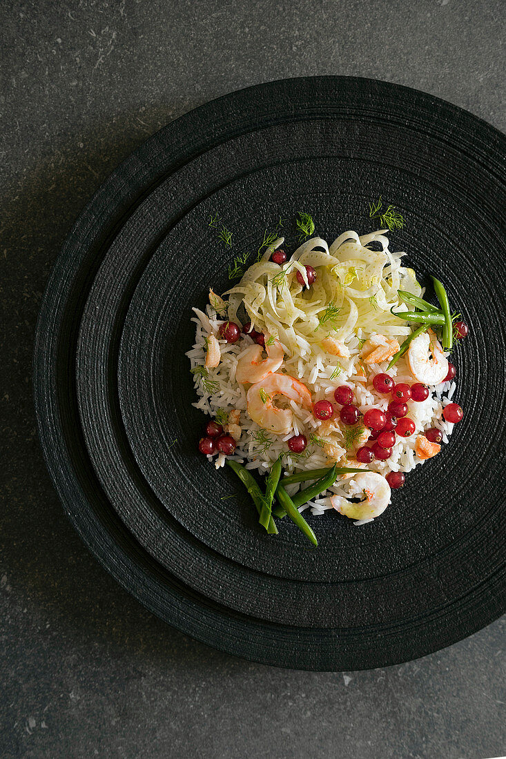 Kalter Reis mit Johannisbeeren, Garnelen, Fenchel und Limetten