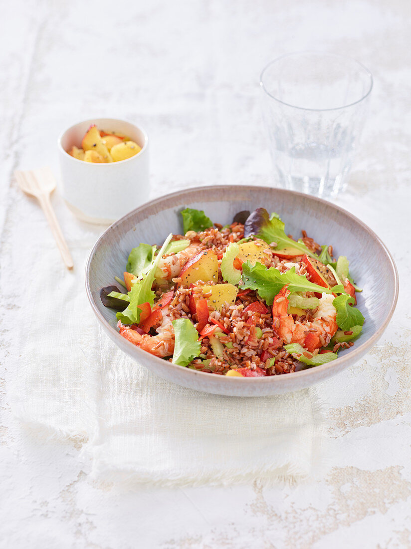 Roter-Reis-Salat mit Garnelen, Sellerie und Pfirsich