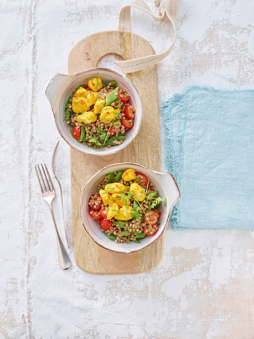 Buchweizensalat mit Safran-Fisch und Kirschtomaten