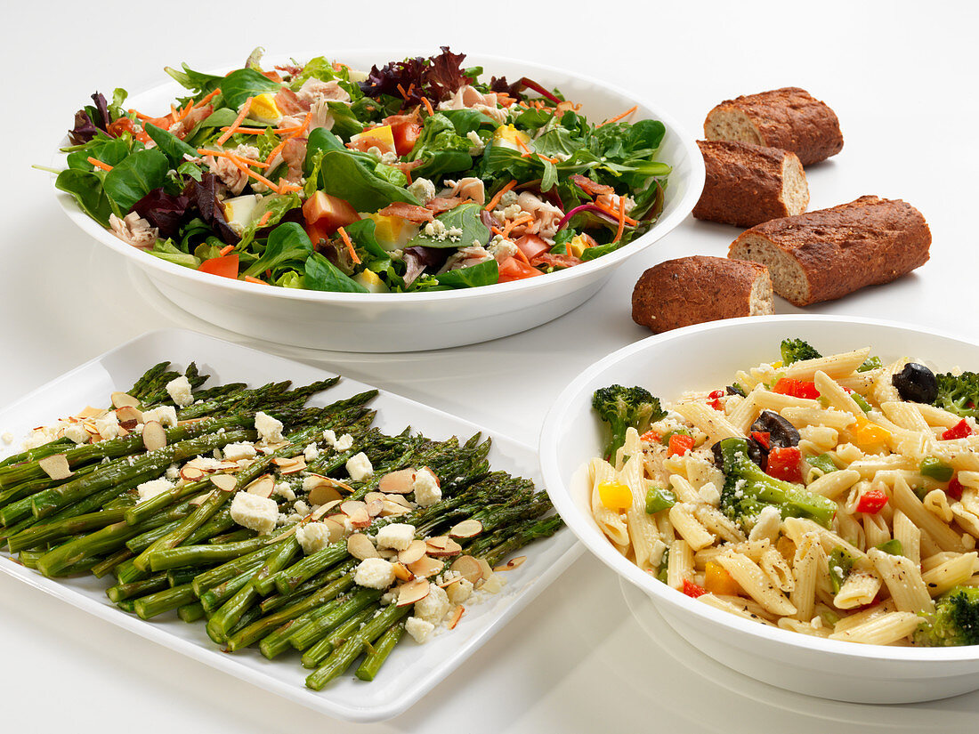 Green asparagus, penne with vegetables and mixed salad, served with bread