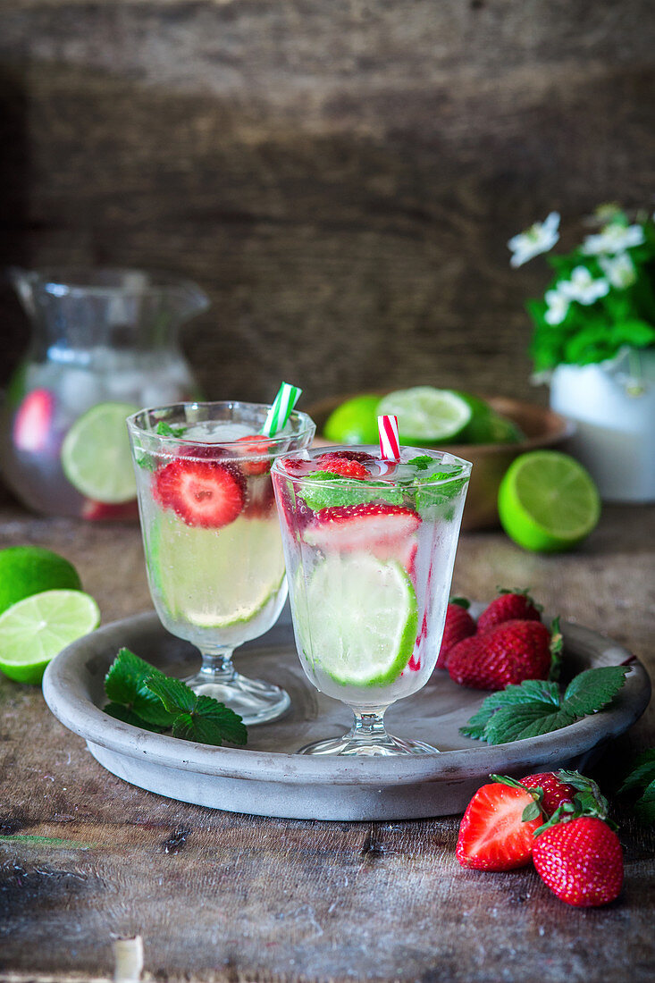 Erfrischender Limetten-Erdbeerdrink mit Minze