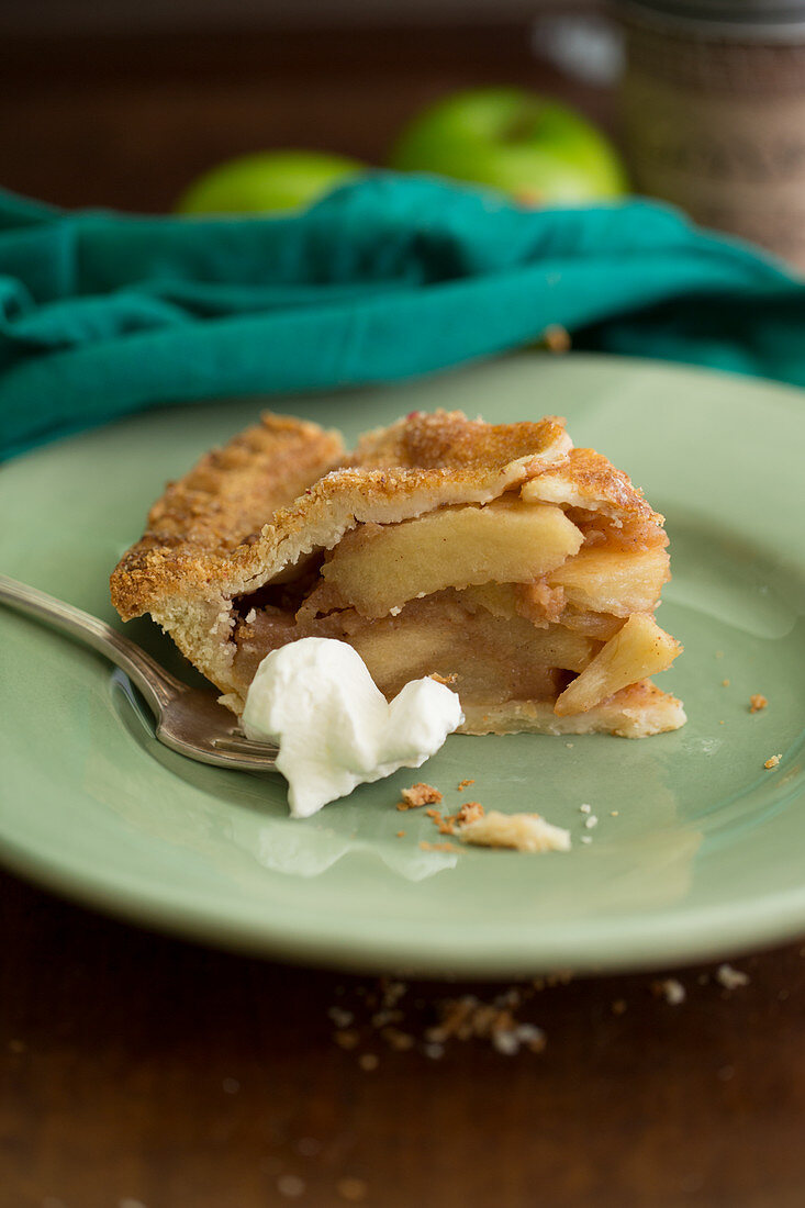 Ein Stück Applepie mit Sahne