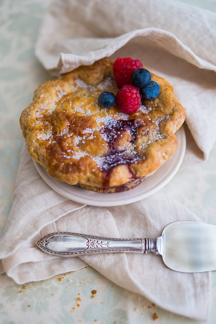 Mini pie with mixed berries and sugar