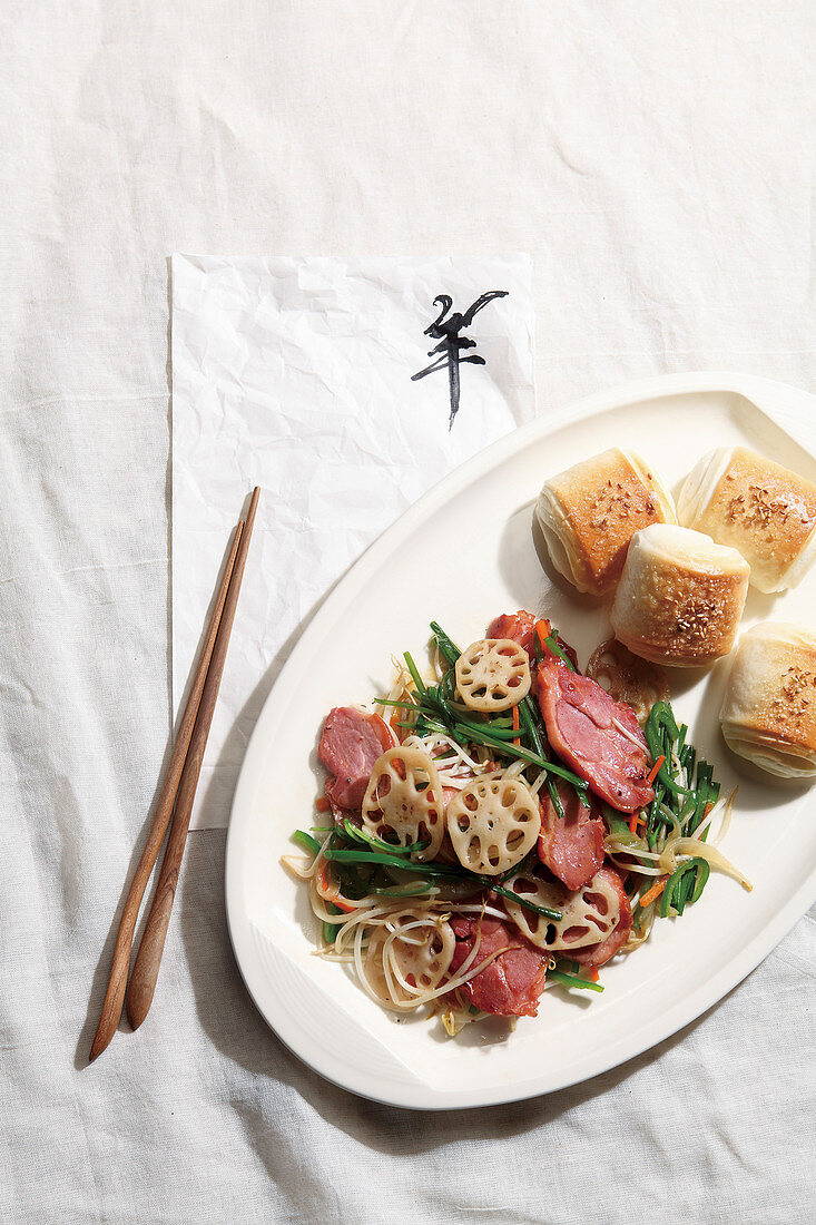 Teriyaki-Ente mit Gemüse, Lotuswurzeln und Sesambrötchen (China)