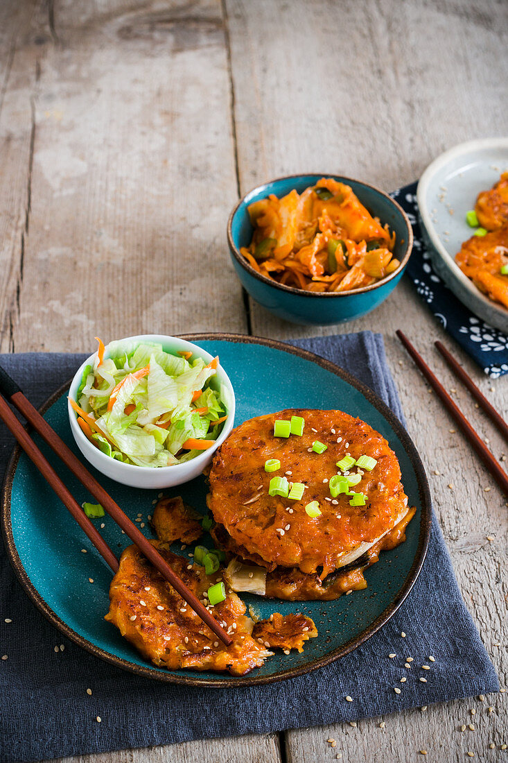 Koreanische Pfannkuchen mit Kimchi und Salat