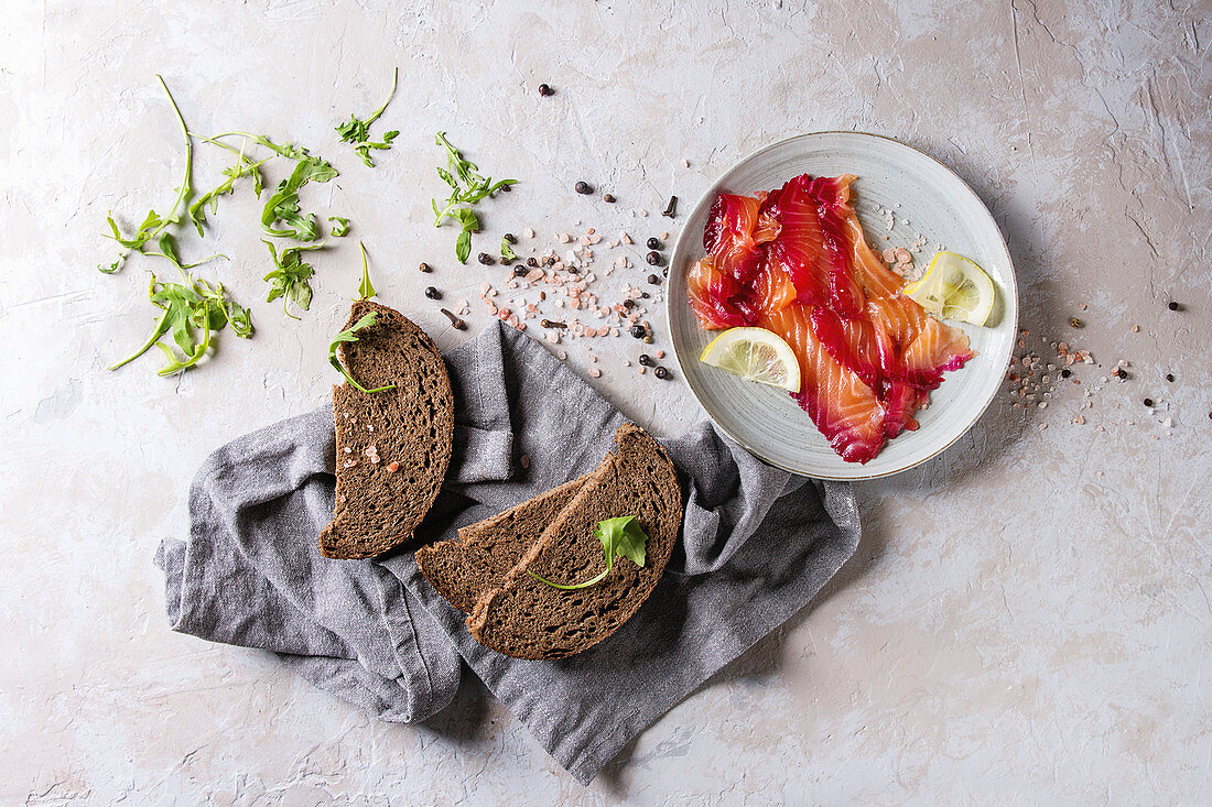Sandwich-Zutaten: Roggenbrot und in Scheiben geschnittener Lachs mit Rote-Bete-Marinade