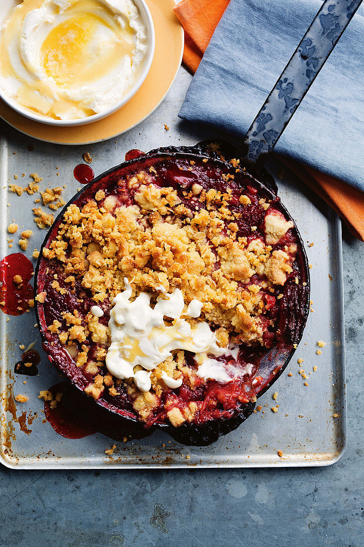 Rhubarb and strawberry crumble