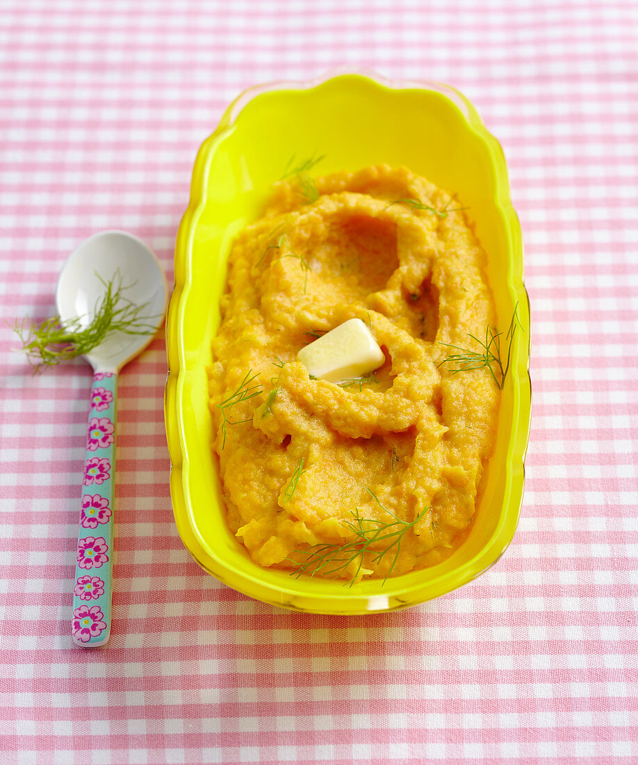 Baby porridge with carrots, fennel and butter