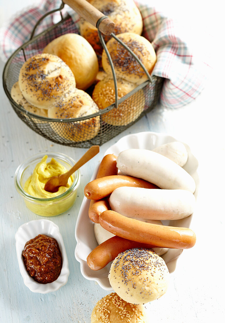 Mini sausages with mustard and bread rolls