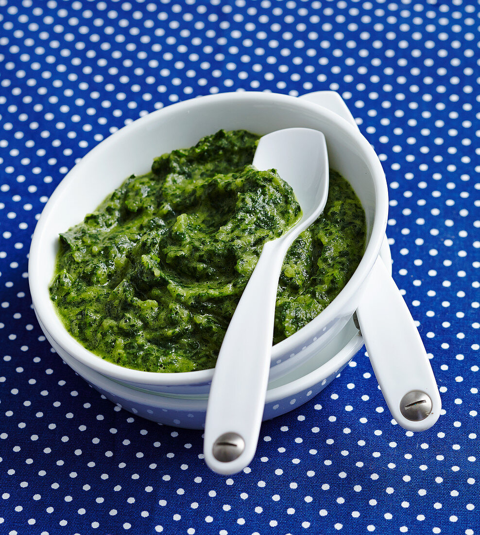 Green baby food made with spinach and kohlrabi