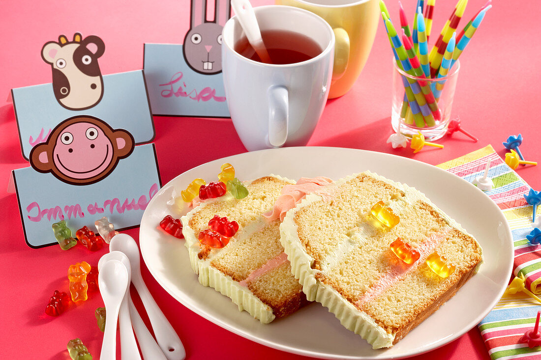 Limettenkuchen mit Buttercreme zum Kindergeburtstag mit Gummibärchen und Kerzen