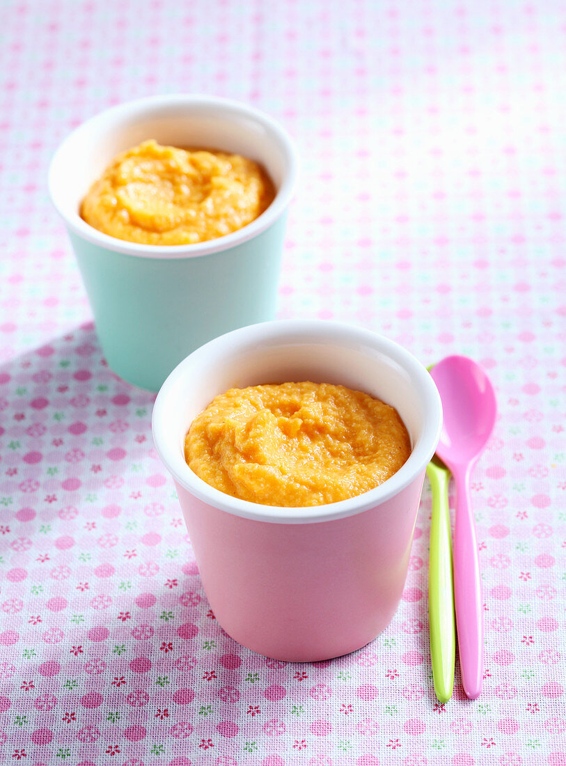 Carrot mush with apples and millet flakes