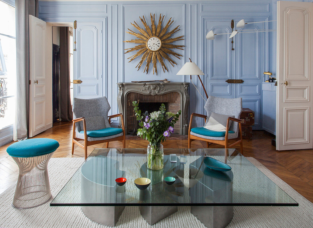 Vintage-Designermöbel im Wohnzimmer eines Pariser Altbaus
