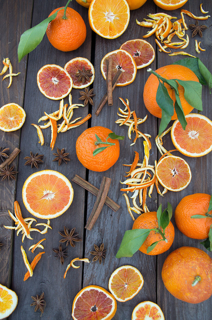 Stillleben mit Orangen, Mandarinen und Gewürzen