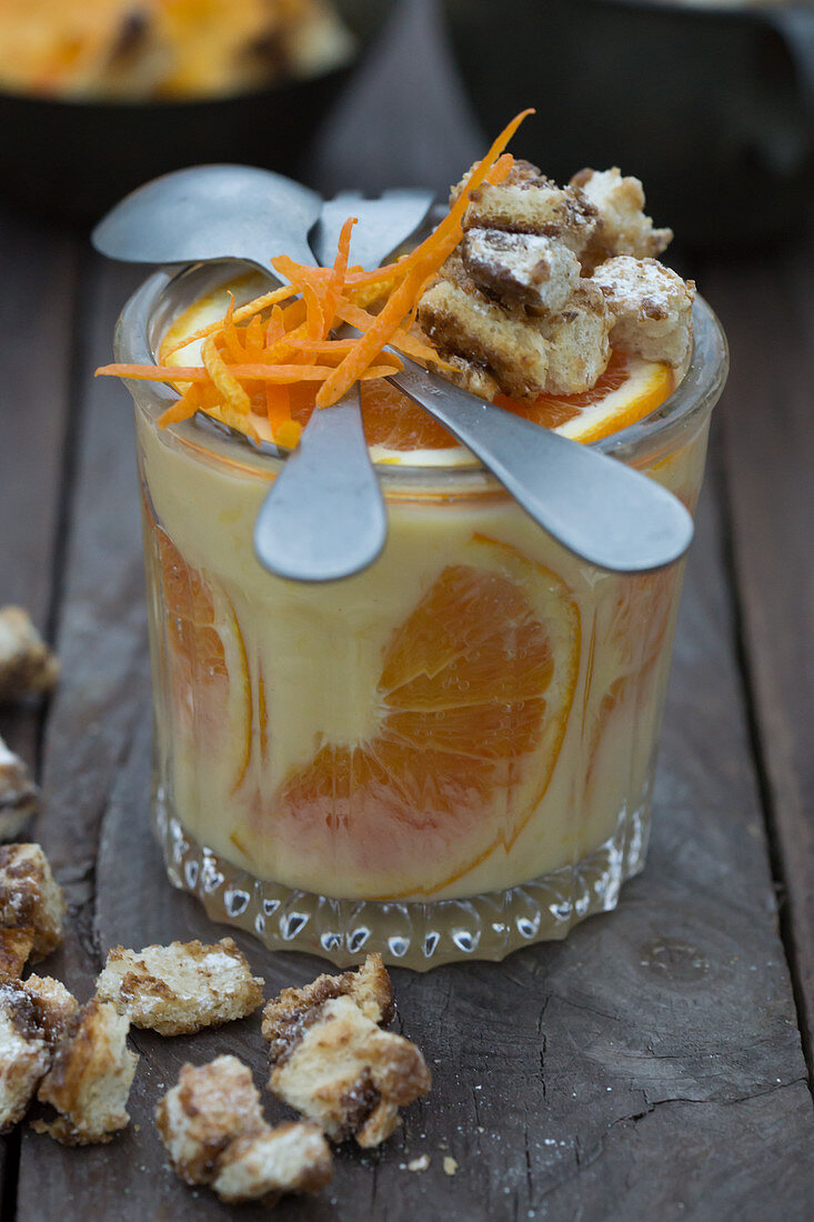 Orangenpudding mit Orangenschalen und Zimtbrotwürfel