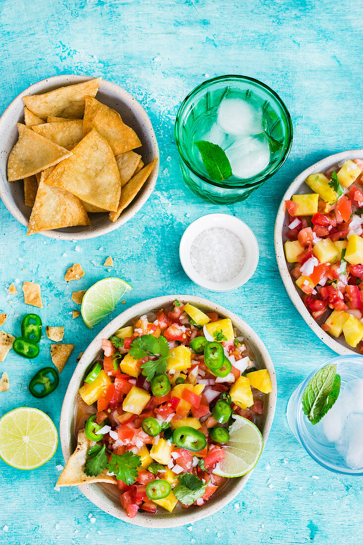 Pico de Gallo (Würzsauce aus Tomaten, Zwiebeln und Chili) mit Ananas und Tortillachips