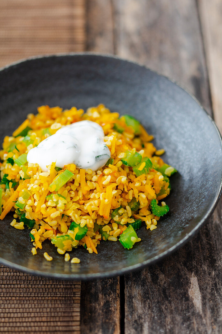 Weizengrütze mit Kürbis, Staudensellerie und Sojajoghurt