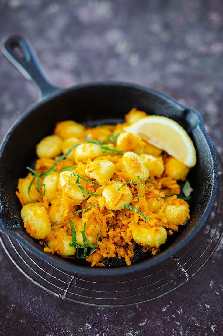 Gnocchi mit Kürbis, Zitrone und Salbei aus der Pfanne