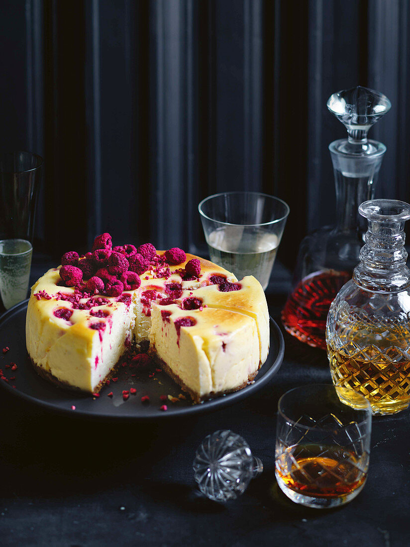 Baked cheesecake with white chocolate and raspberries