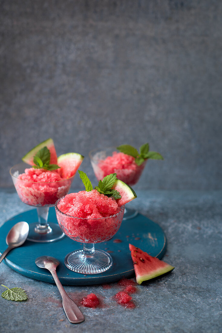 Wassermelonengranita mit frischer Wassermelone und Minze in Stielgläsern