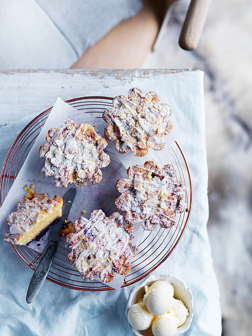 Almond tartlets with berry jam (Scandinavia)