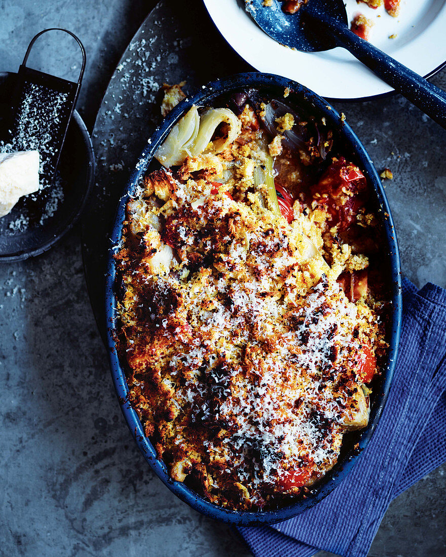 Oven-roasted fennel with tomatoes, onions and a breadcrumb crust (one pot)