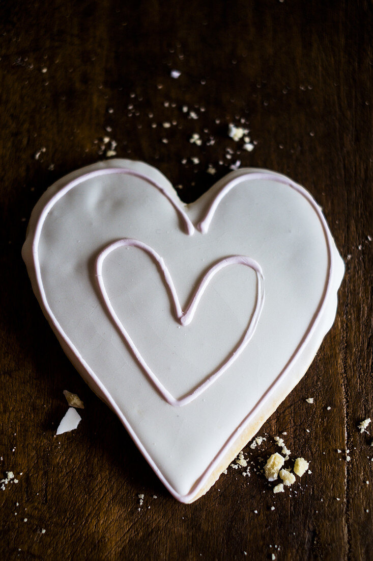 Keks in Herzform mit Zuckerguß