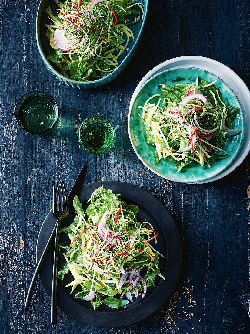 Grüner Mangosalat mit cremigem Joghurtdressing