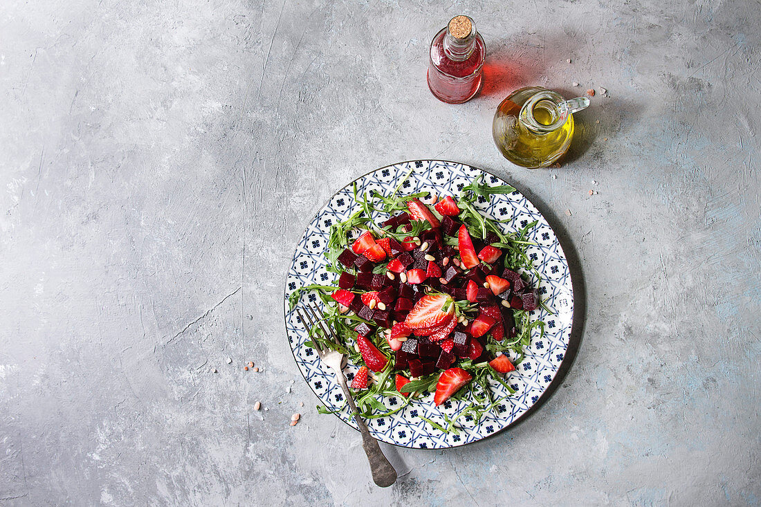 Rote-Bete-Salat mit Erdbeeren und Rucola (Aufsicht)