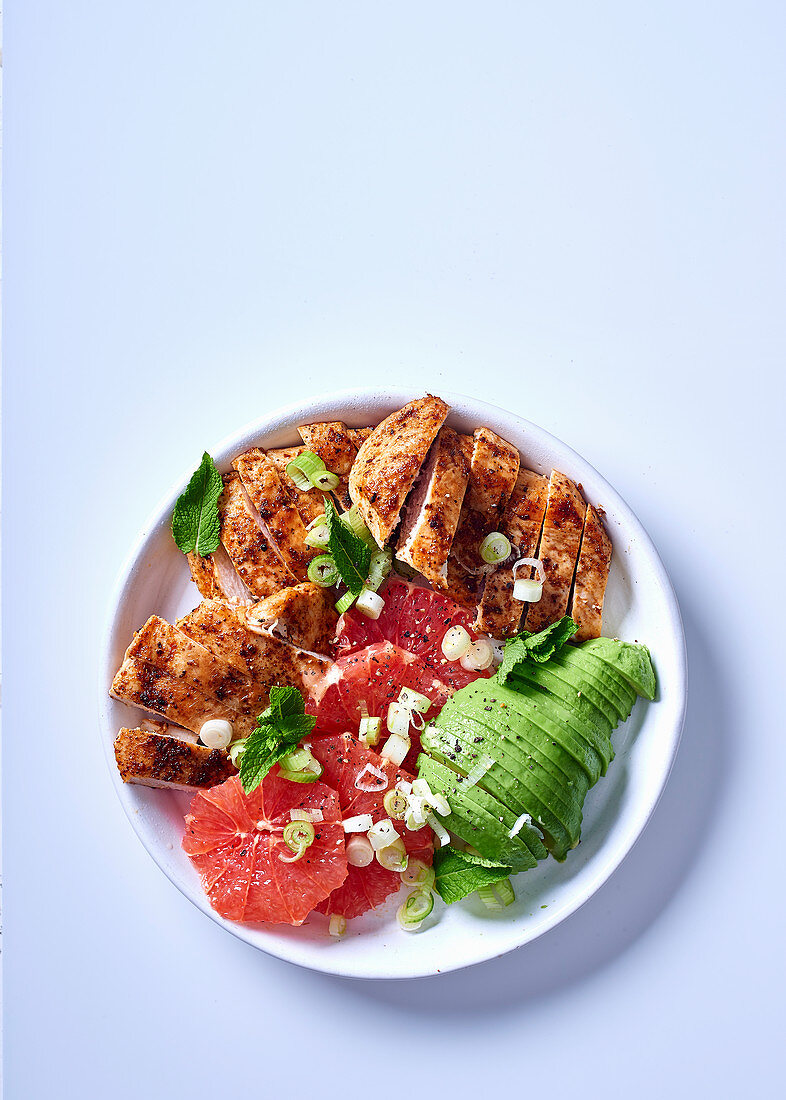 Salat mit gebratener Hähnchenbrust, Avocado, Grapefruit und Frühlingszwiebeln